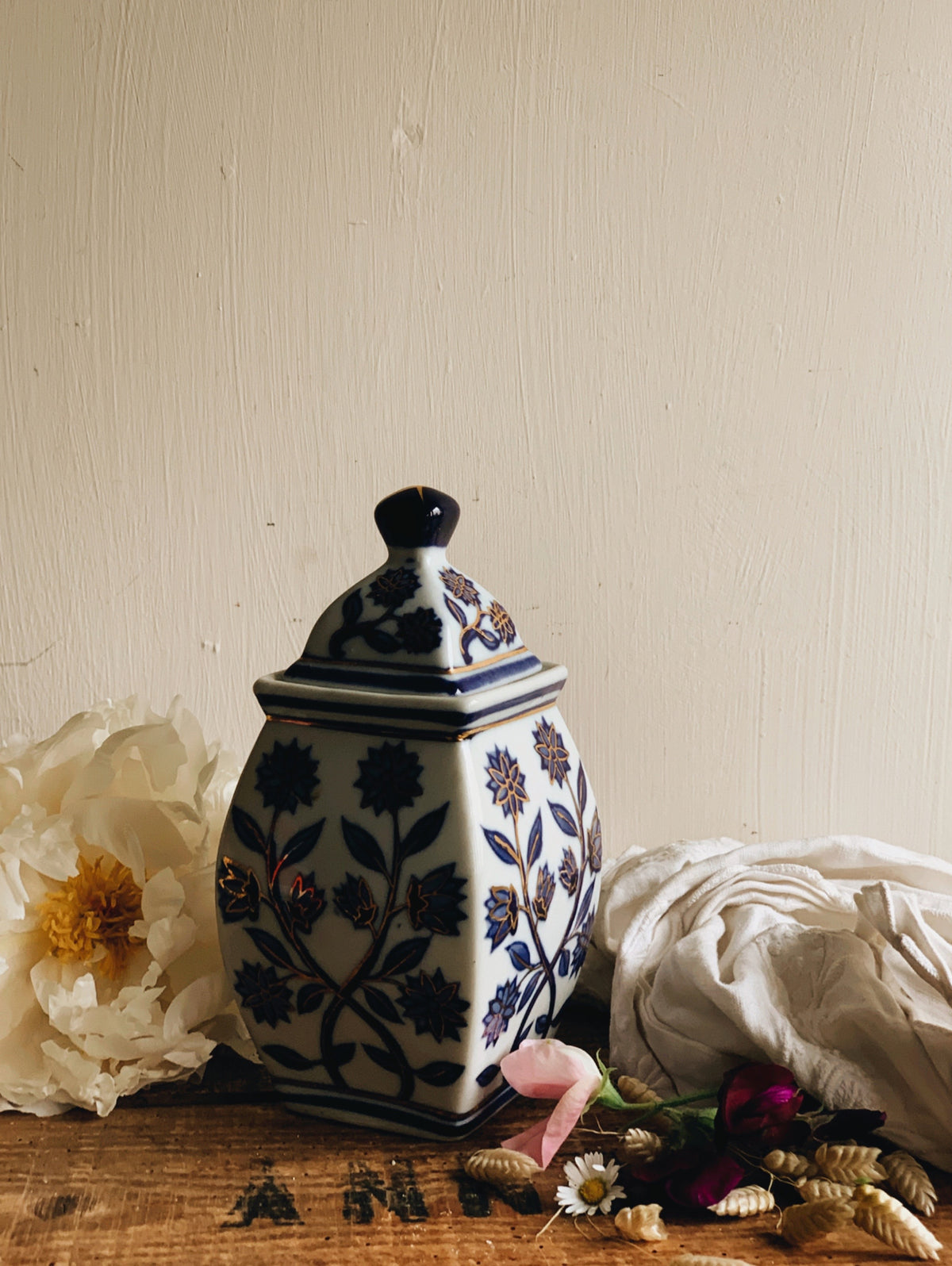 Vintage Decorative Blue & White Ginger Jar