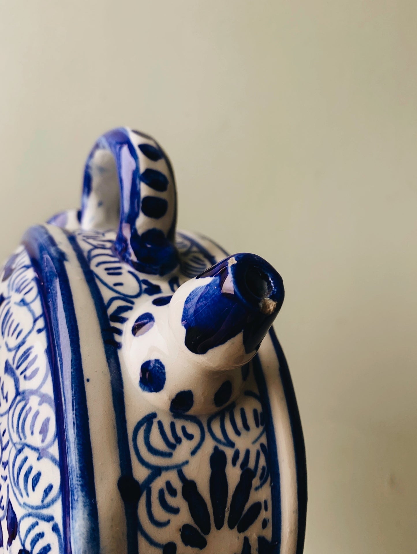 Antique Blue & White Porcelain Oriental Decorative Circle Pot (water pot or flask)