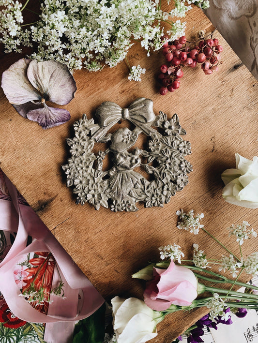 Vintage Girl, Kitten & Wreath Buckle
