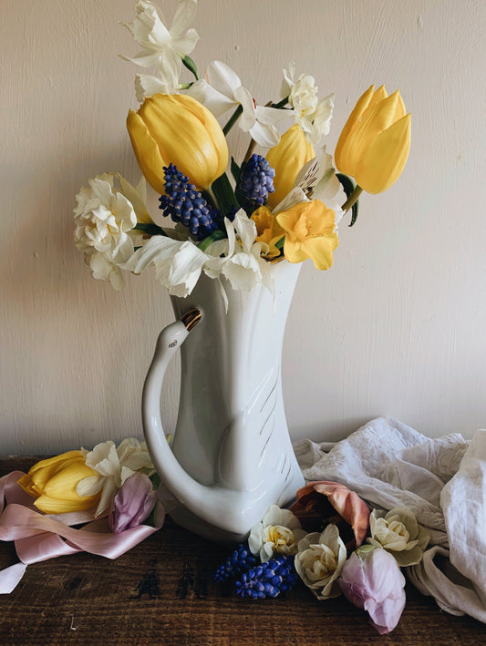 Vintage Swan Vase (UK SHIPPING ONLY DUE TO SIZE)