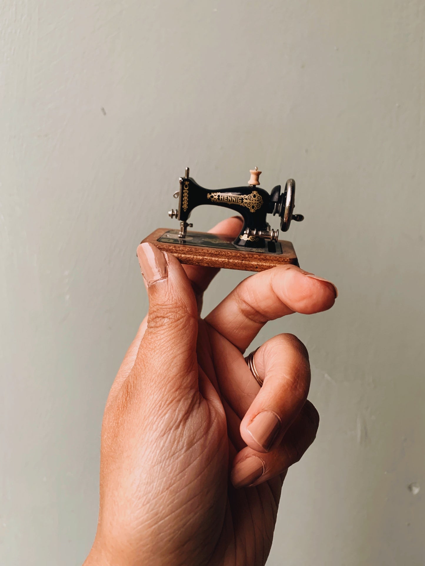 Rare Vintage Miniature Hening Dolls House Sewing Machine