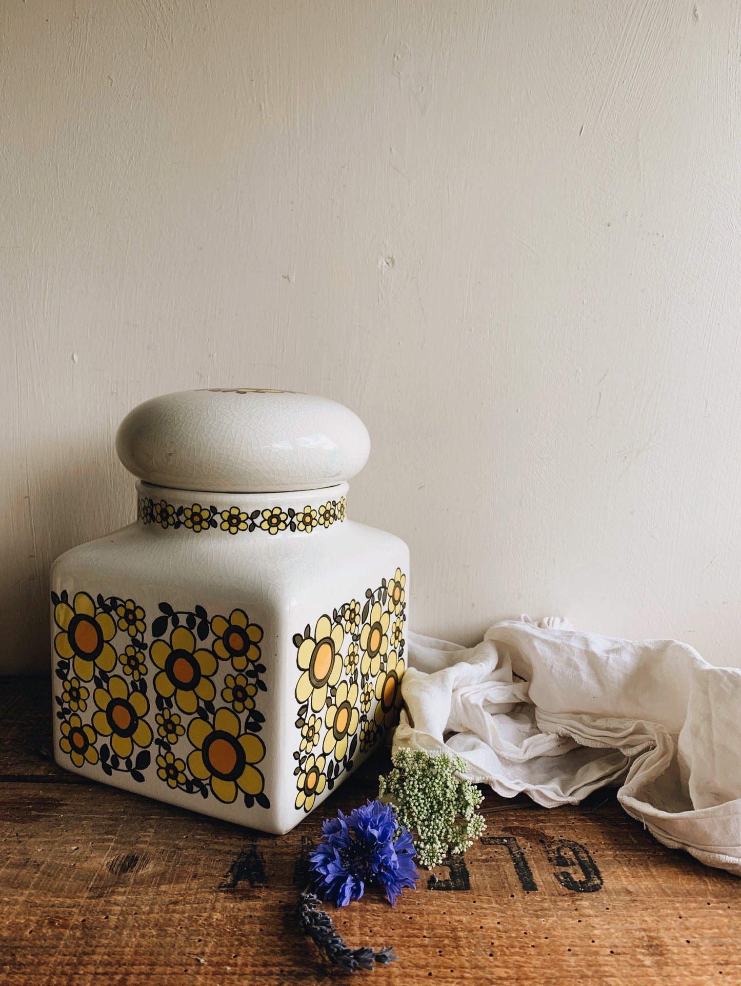 Large Retro Daisy Taunton Vale Ceramic Jar