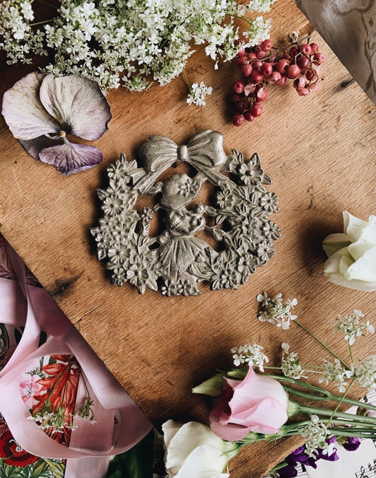 Vintage Girl, Kitten & Wreath Buckle