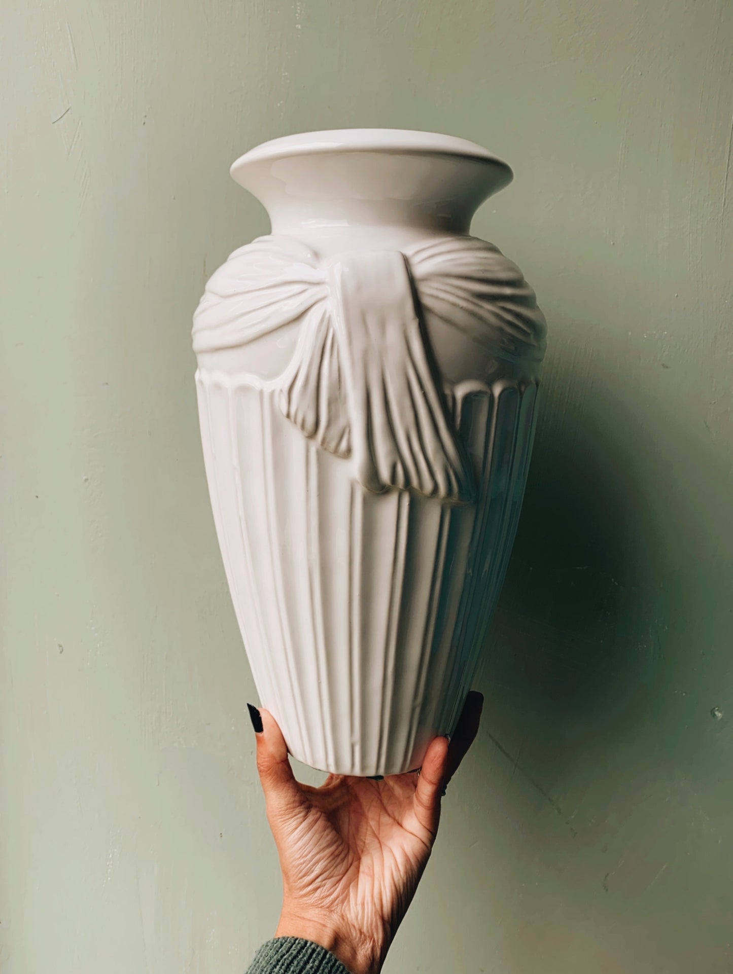 Large Antique White Bow Vase (UK shipping only)