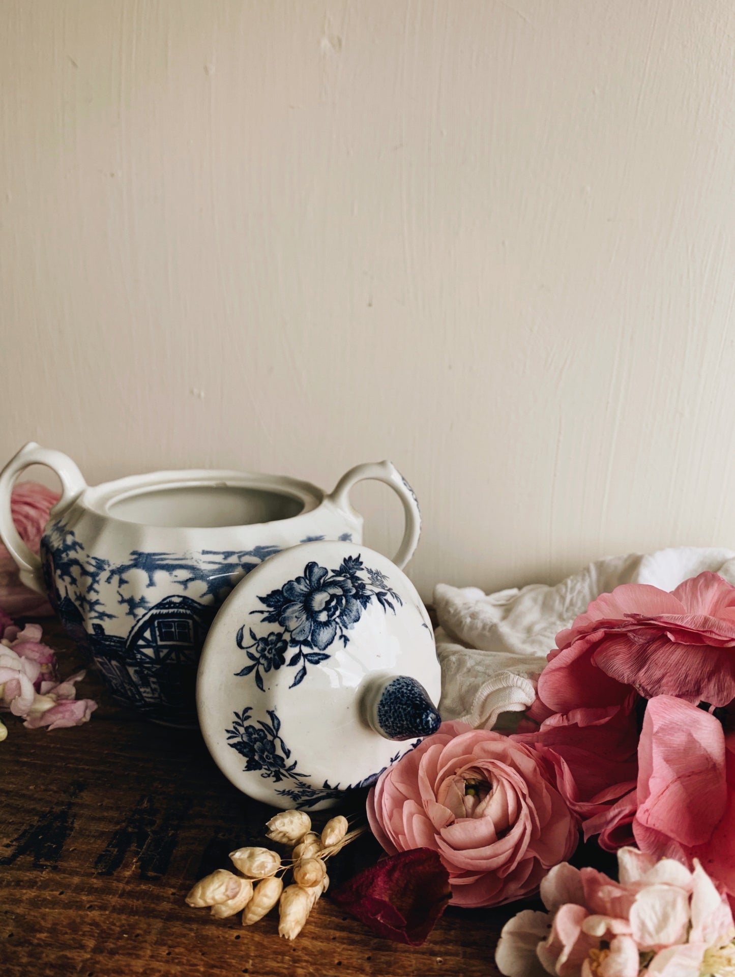 Antique Merrie Olde Blue & White Ironstone Narrative Pot (sugar pot)