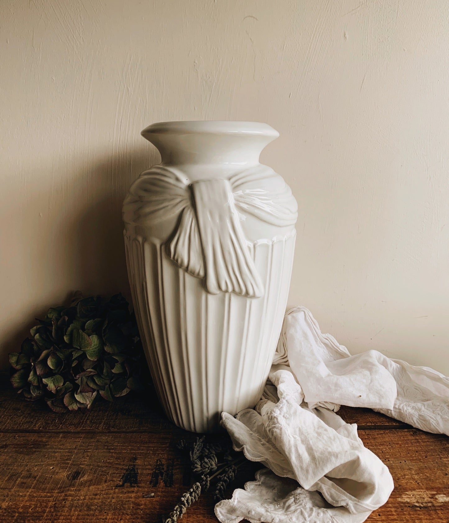 Large Antique White Bow Vase (UK shipping only)