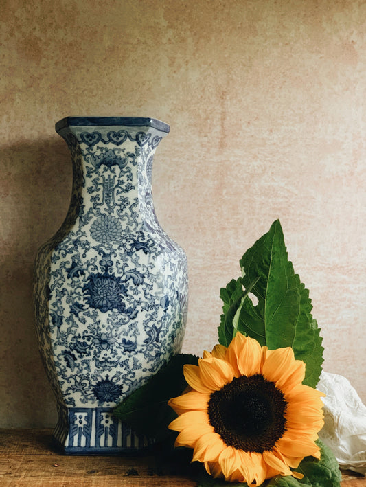 Large Antique Ming Blue & White Floral Decorative Vase (UK SHIPPING ONLY)