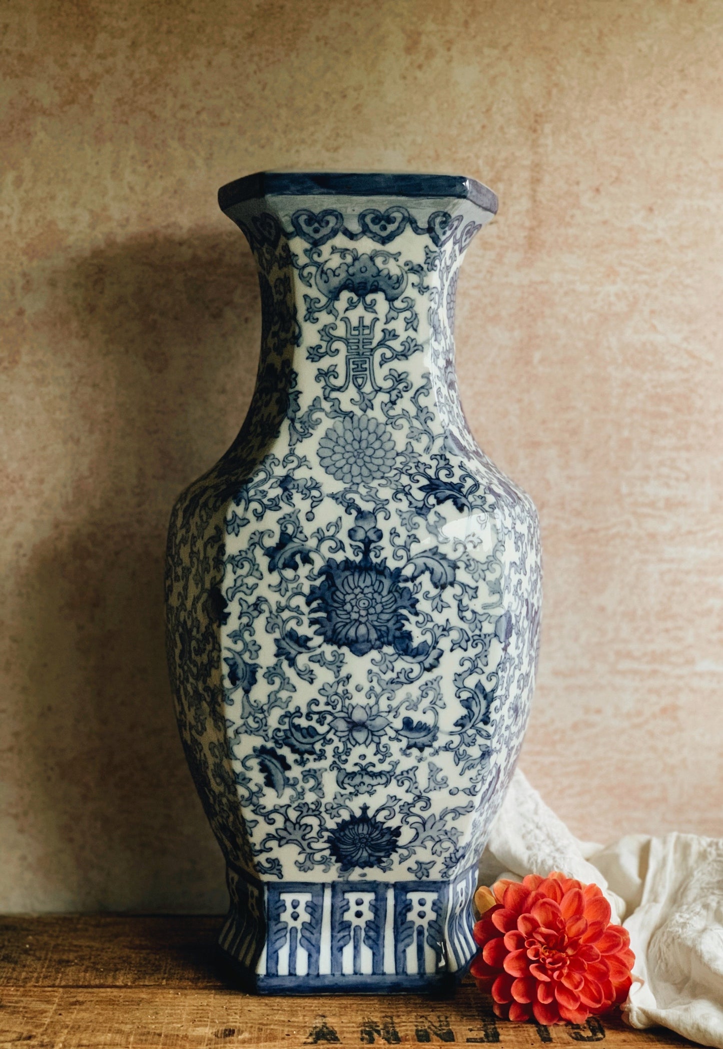 Large Antique Ming Blue & White Floral Decorative Vase (UK SHIPPING ONLY)