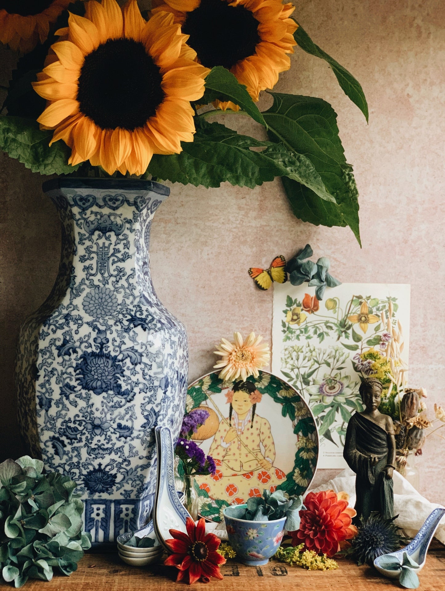 Large Antique Ming Blue & White Floral Decorative Vase (UK SHIPPING ONLY)