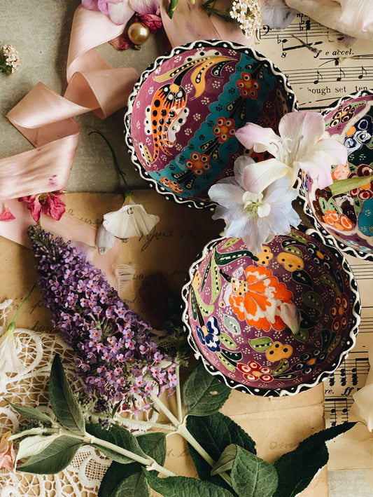 A Set of Three Rustic Hand~painted Vivid Decorative Bowls