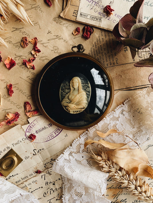 Vintage Cameo ~ Mona Lisa
